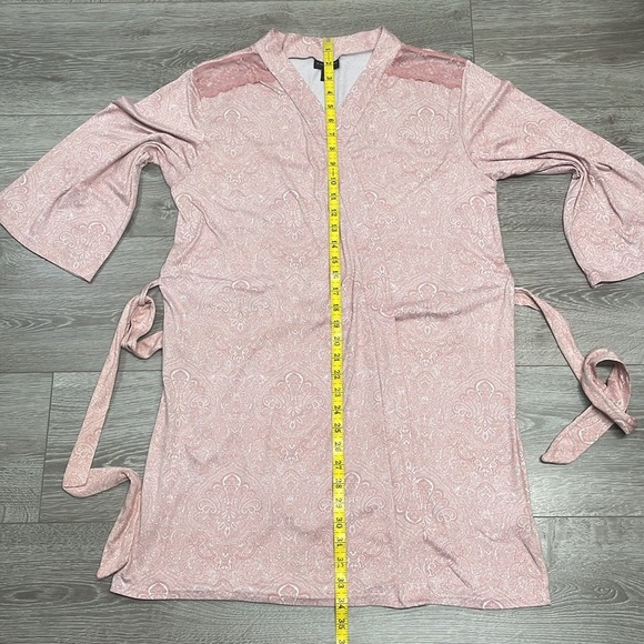 Tahari Belted Paisley Print Stretch Knit Robe Lace Shoulder Accents M - Picture 16 of 16